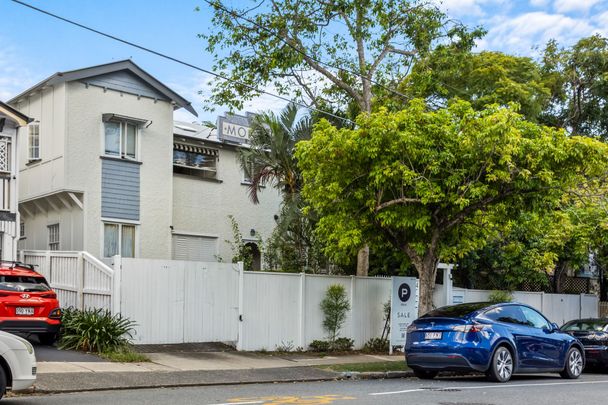 Stylish Art Deco Apartment in the Heart of New Farm - Photo 1