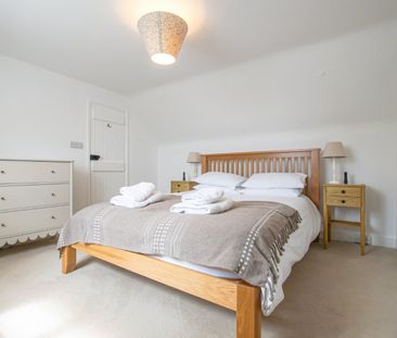 This quintessential country cottage, offering a harmonious blend of... - Photo 5