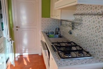 Ardeatina-Divino Amore: Quiet, charming rustic villa, big and well-curated garden, 3 beds, 1 study, 3 baths, living room, kitchen, with terraces , AC and parking space. Ref 2322