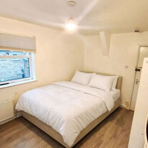 Studio Flat, Neasden Lane North, NW10 - Photo 2