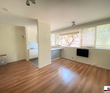 Delightful One Bedroom Apartment in the Heart of Essendon - Photo 1