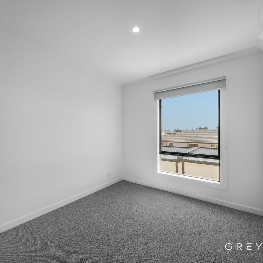 For Lease - Modern 4-Bedroom Townhouse Opposite Parkland - Photo 1