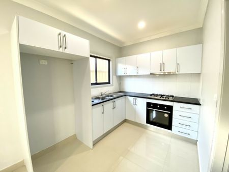 Neat & Tidy 2 Bedroom Granny Flat in Ideal Location + Water & Internet Included! - Photo 2