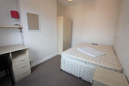 4 bedroom flat to rent - Photo 2