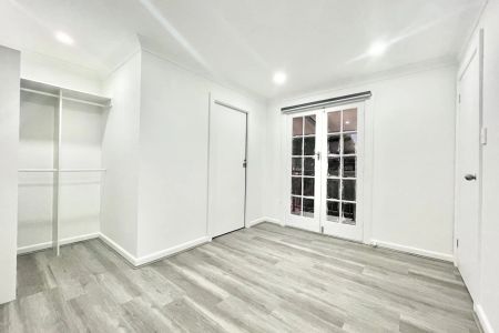 Stylish Low-Maintenance Home with Spacious Terrace - Photo 5