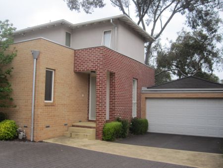 Large Townhouse in well-maintained and quite block - Photo 2