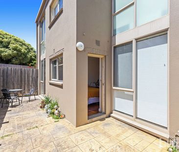 Comfortable coastal living in prime a location - Photo 4