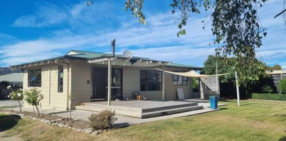Lovely Three Bedroom Home - Photo 2