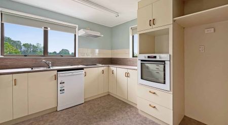 ASHBURTON, FOUR BEDROOMS, LOG BURNER - Photo 3