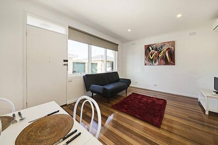 FANTASTIC LOCATION | SECONDS TO BEACH | LOW MAINTENANCE - Photo 4