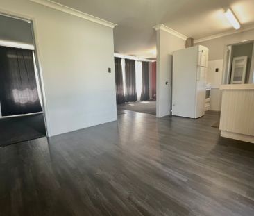 Neat & Comfortable Home in a Super Convenient Location! - Photo 2