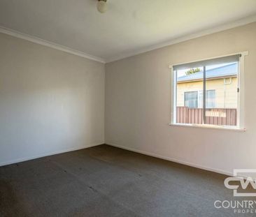 Family home in the heart of town - Photo 3