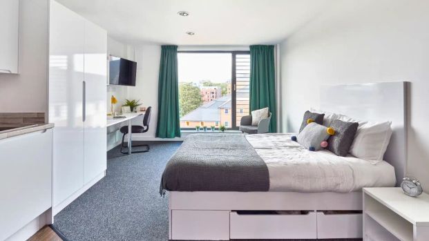 Classic 3-4 Bed Apartment - Photo 1