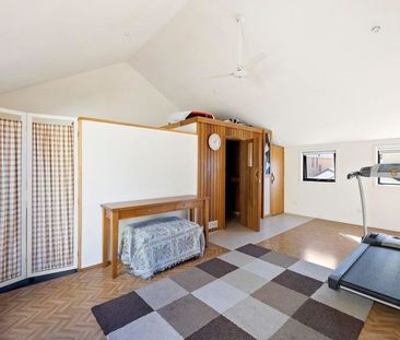 Loads of space and opposite the park! - Photo 3