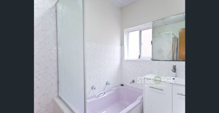 Spacious Top Floor Apartment Opposite Park - Photo 2