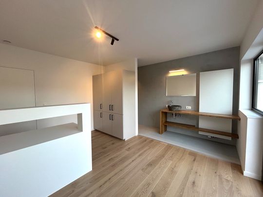 Volledig gerenoveerd duplex-appartement met 3 ruime slaapkamers te centrum Tielt! - Foto 1