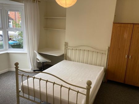 5 Bed Terraced House, Milton Road, SO15 - Photo 4