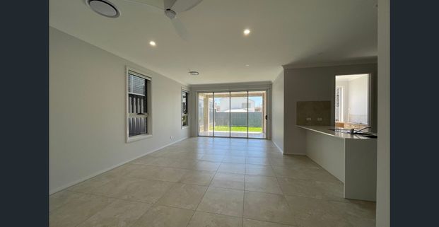 BRAND NEW - 3 bedroom, 2 bathroom townhouse - Photo 1