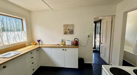 Cute Cottage - Handy Location - Photo 4