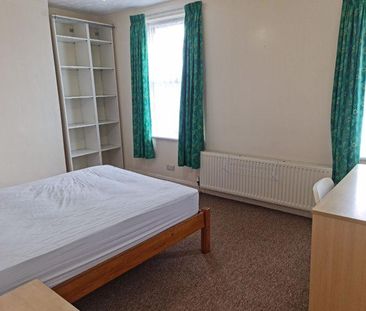 4 bedroom end of terrace house to rent - Photo 6