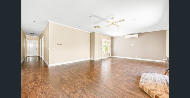 Modern Family Home in Quiet Court Location - Photo 1