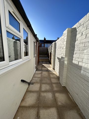 2 Bed Terraced House, Edgehill Street, RG1 - Photo 2