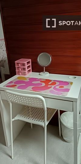Tidy room for females in 2-bedroom house Dublin - Photo 1