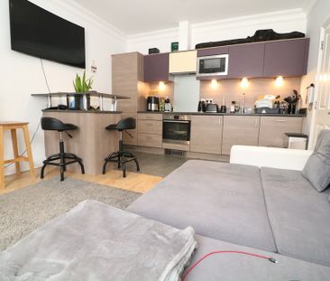 High Street Dorking, Surrey - 1 bedroomProperty for lettings - Seym... - Photo 3