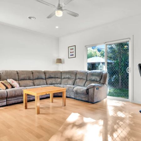 4 Bed, 2 baths, 2 living areas! - Photo 3