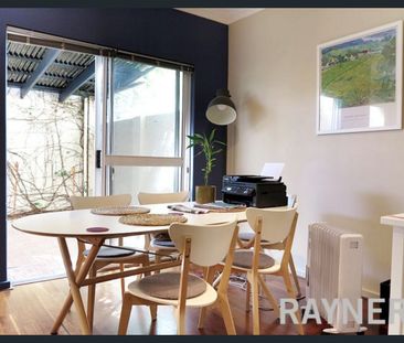 Stylish Townhouse - Photo 2