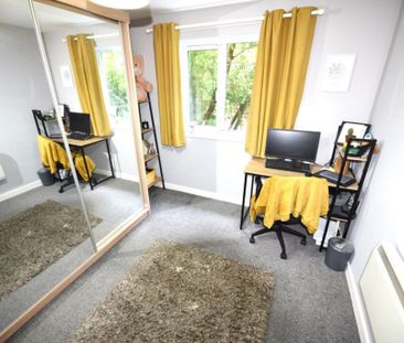 2 bedroom Flat in Flat 8, Leeds - Photo 1