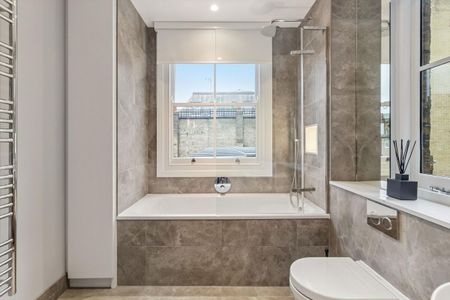 Three bedroom, duplex apartment with roof terrace available to rent in Marylebone, W1H - Photo 3