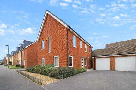3 bedroom House in Jaguar Lane, Bracknell - Photo 2