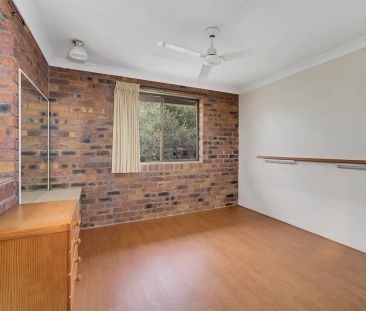“Neat & Tidy Partly Furnished Unit in Ultra Convenient Location!” - Photo 4