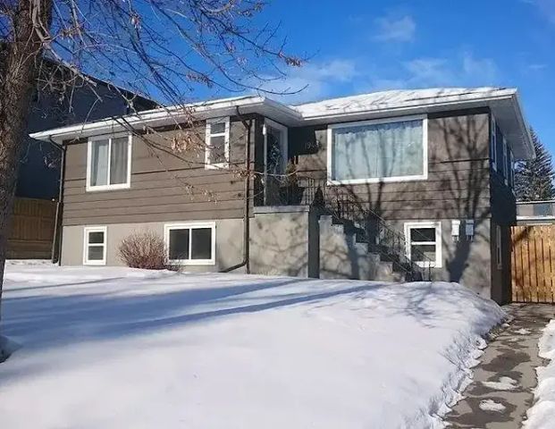 Renovated Main Floor, | 1948 26 Avenue SW, Calgary - Photo 1