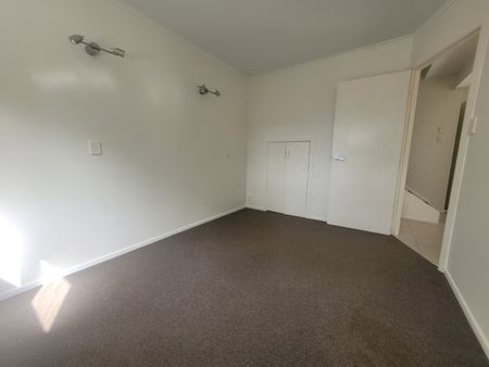 Large spacious 5 Bedroom home - Photo 4