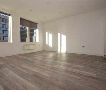 Flat to rent - Elmfield Road, Bromley, BR1 - Photo 1