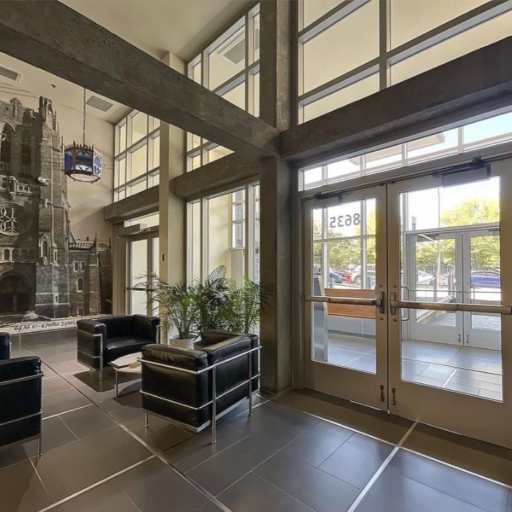 Superbe condo dans Villeray, dans un quartier paisible proche de toutes commodités, avec piscine intérieure, sauna, gym, ascensseurs et stationnement - Photo 1