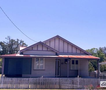 Neat 3-Bedroom Cottage in Prime Location - Photo 1