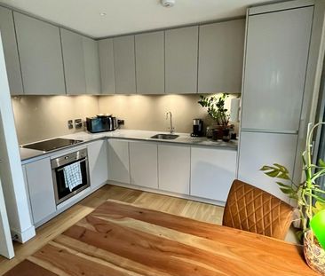 Bright & Modern Room – a stone’s throw from East Croydon Station - Photo 1