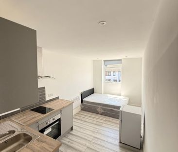 1 Bed Flat, Dunstable Road, LU4 - Photo 2