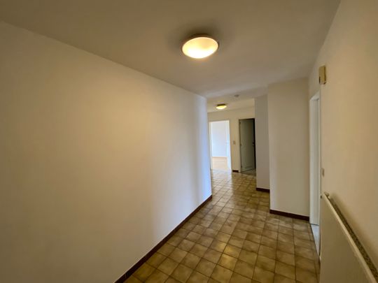 Ruim appartement met drie slaapkamers - Photo 1