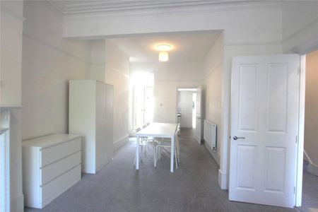 Terraced house to rent - Photo 3