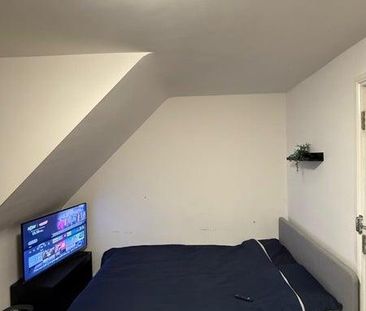 Room in a Shared Flat, Chesterfield Court, NW11 - Photo 5