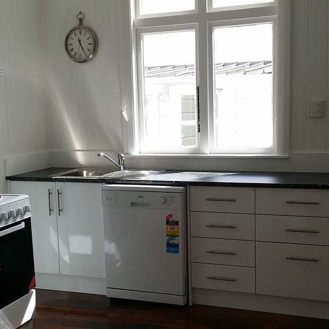 Cool sunny home in great location - pets welcome! - Photo 1