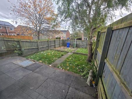 3 bedroom end of terrace house to rent - Photo 5