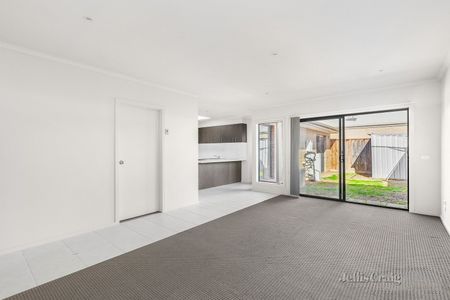 2/19 Larson Avenue, Tarneit - Photo 2