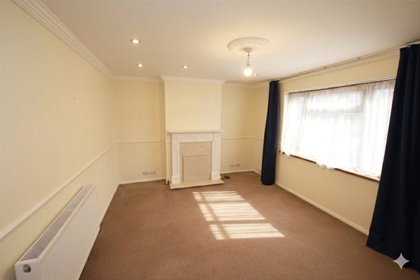 Thatches Grove, Romford, RM6 - Photo 1