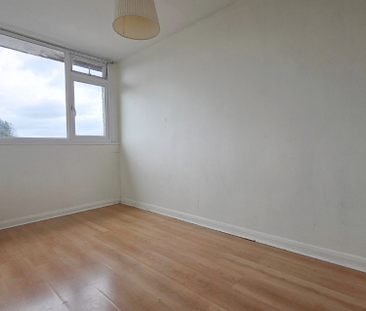 2 bed flat to rent in Burford Court, Rances Lane, Wokingham, Berksh... - Photo 2