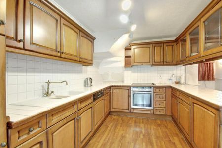 4 bedroom semi-detached house to rent - Photo 3